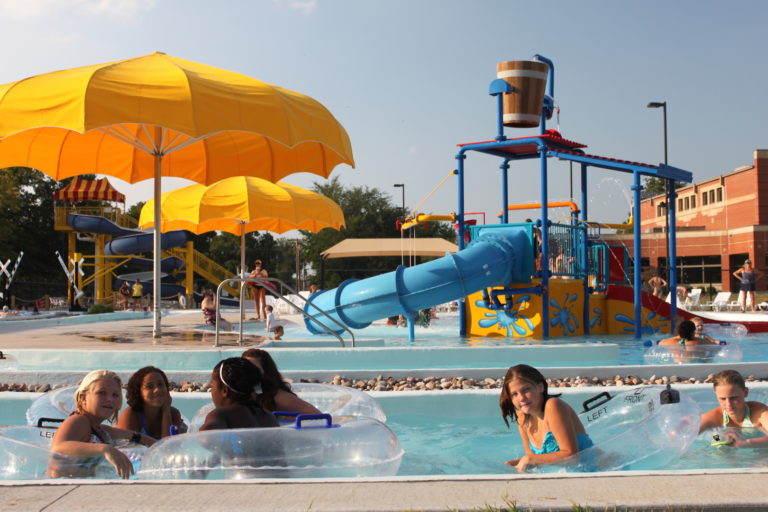 Kids playing at Chanute Aquatics Center, built by McCownGordon