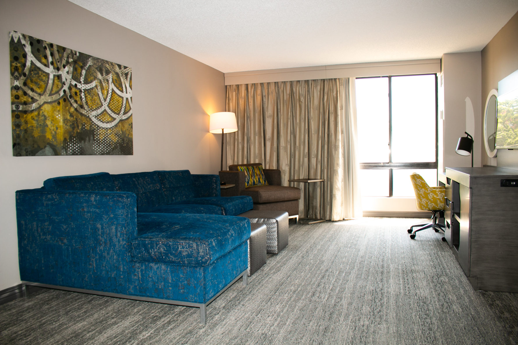 A living area inside of a room in Hampton Inn KC, renovated by McCownGordon Construction