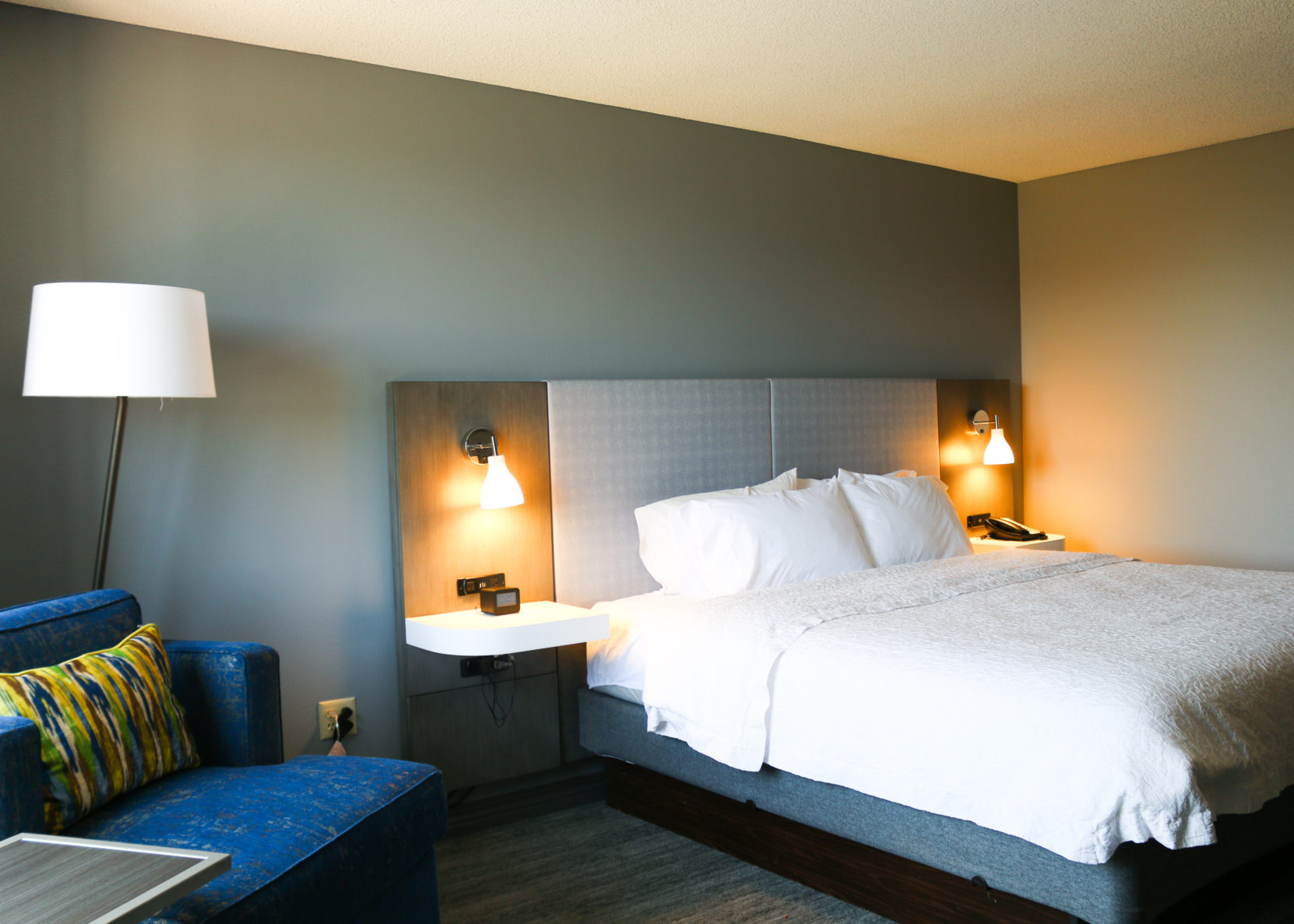 A hotel room inside of Hampton Inn KC, renovated by McCownGordon Construction