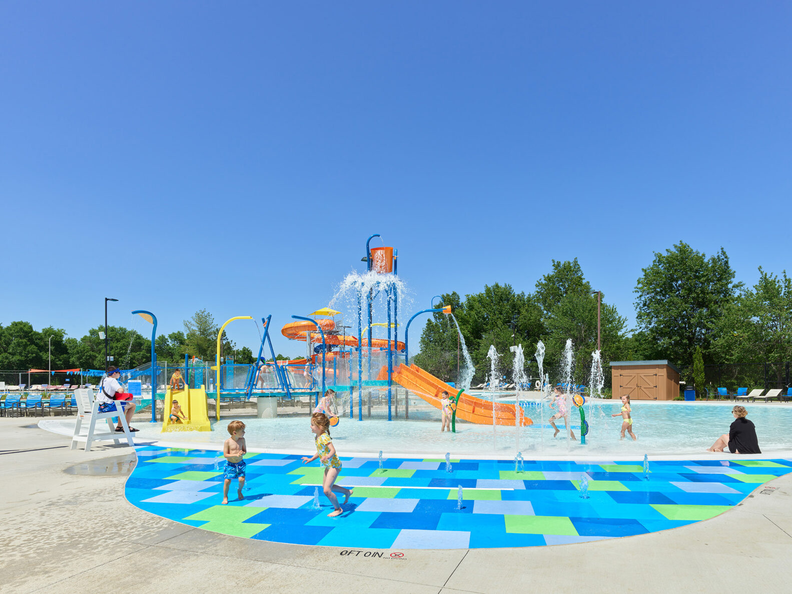 kids playing in the splash pad at Indian Trails Aquatics Center, built by McCownGordon