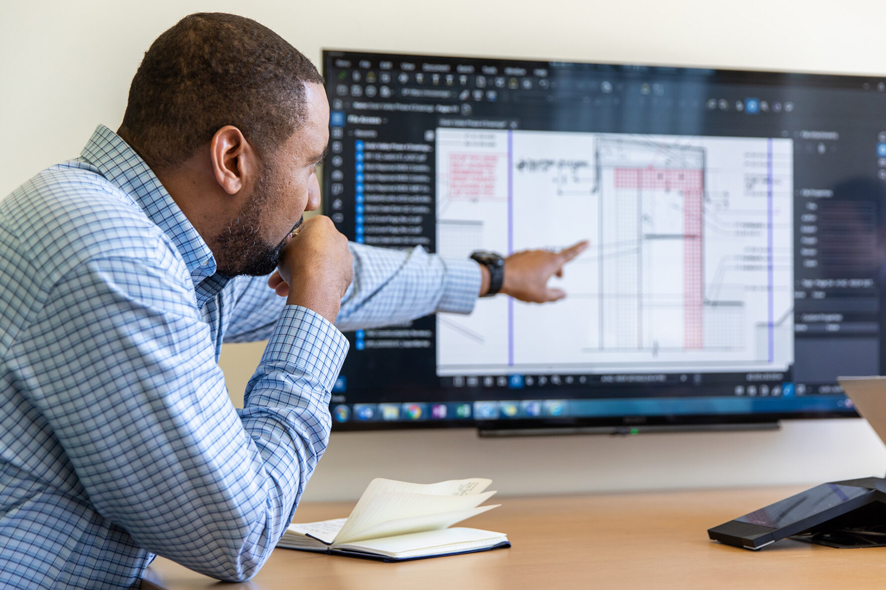 McCownGordon associates collaborating together in office